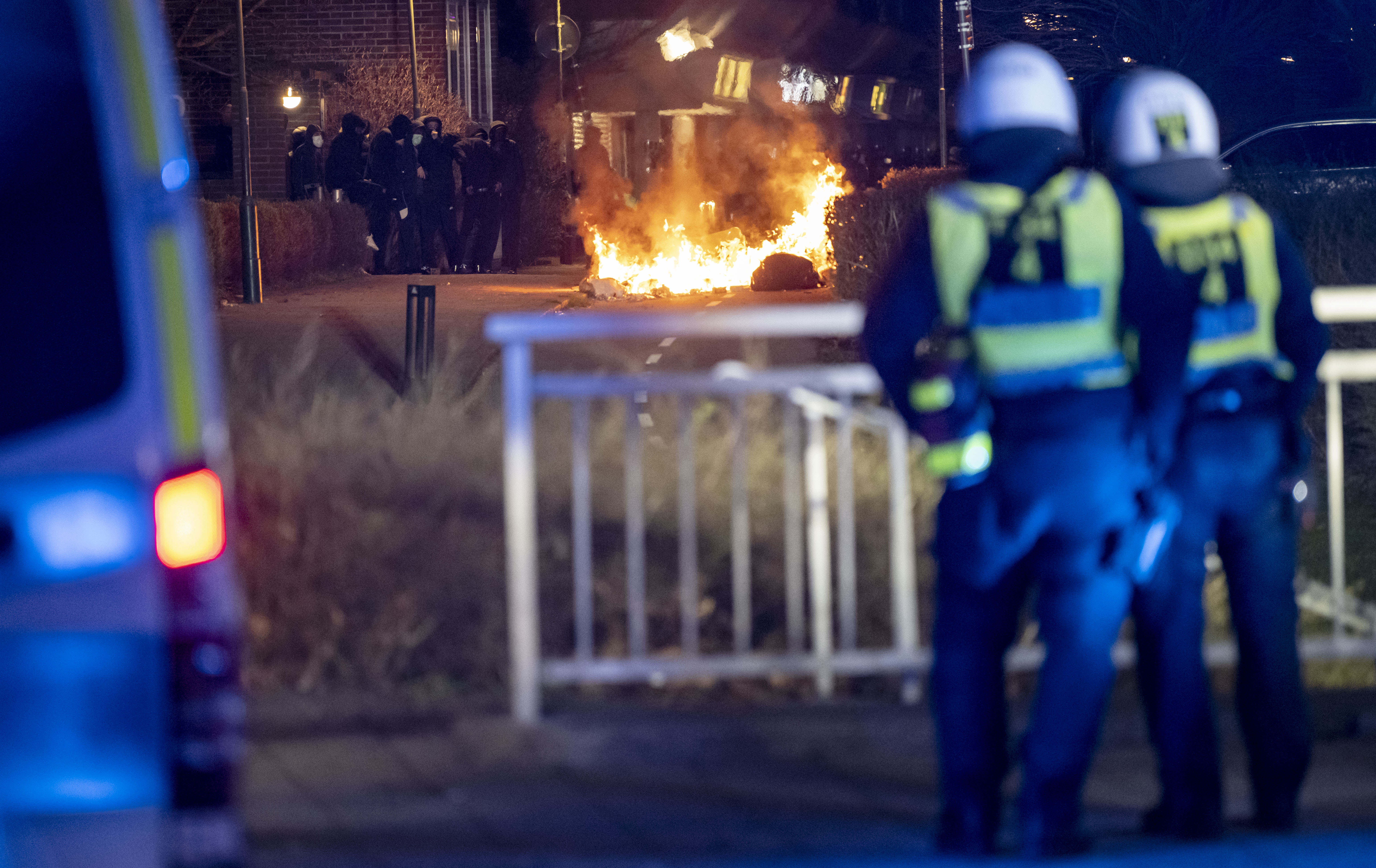 Polis på plats vid brinnande sopcontainers vid oroligheterna på Rosengård i Malmö 2022. Arkivbild.