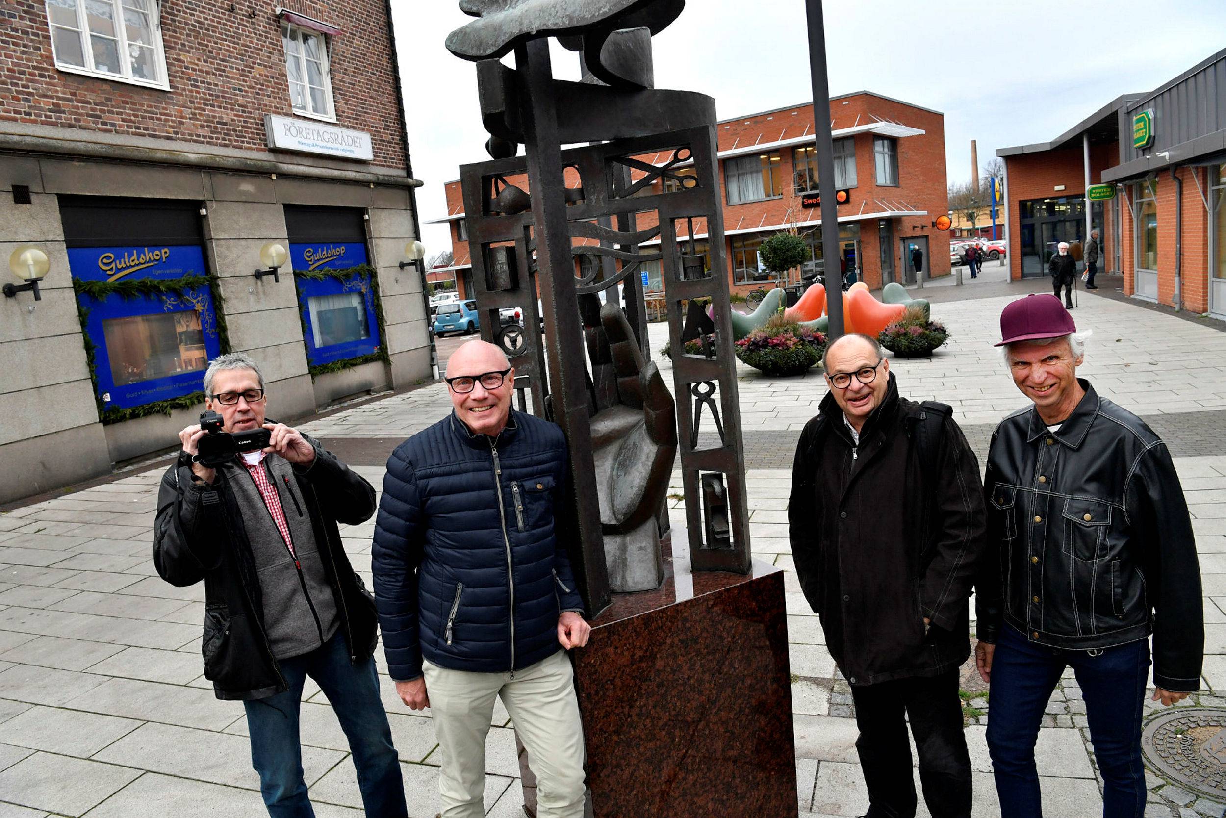 Göran Larsson, Per Lundgren, Peter Olsson och Torbjörn Gerward har blivit fascinerade av historien runt Arnbergs korsettfabrik och dess ägare Olof Arnberg.