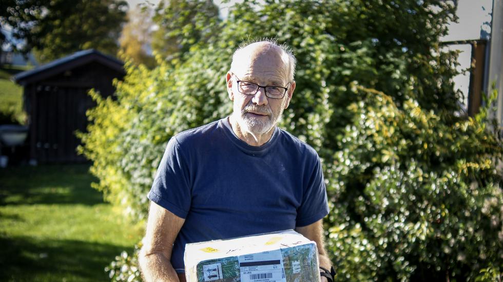 Lars Hult, 76, blev utsatt för en bedragare när han skulle sälja sin dator på Blocket. Men efter att han varit i kontakt med DHL lyckades han till slut få sitt paket tillbaka innan det lämnades ut till bedragaren.