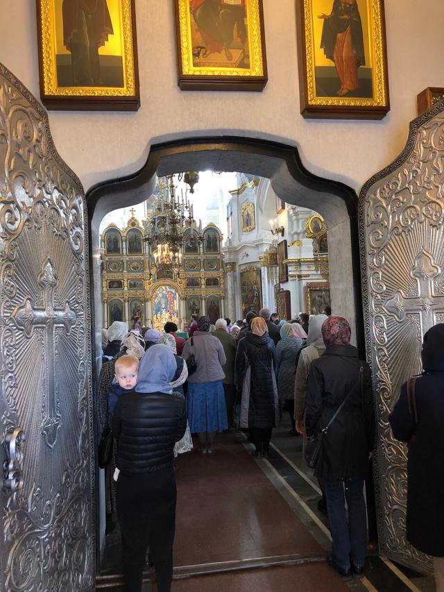 En ortodox kyrka i centrala Minsk. Trots en lång period med kommunism i landet behöver kyrkobesökarna anstränga sig för att hitta ledig plats under gudstjänsten.