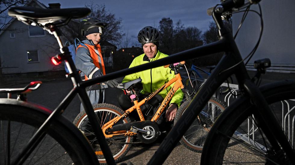 Christoffer Carmestedt hämtar sonen Axel vid Attarpsskolan i Bankeryd. Han cyklar nästan varje dag mellan hemmet i  Bankeryd till jobbet på Rosenlund - oavsett väder. 
