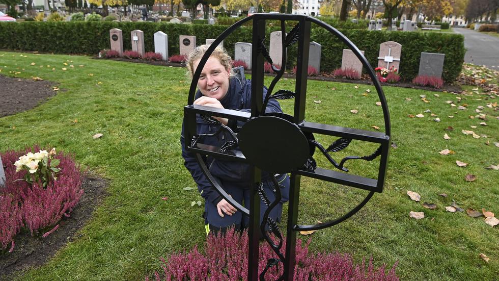 Ett företag har tillverkat gjutjärnskorsen till Slottskyrkogården. Anna Persson har två som är uppsatta.