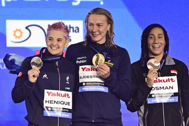 Sarah Sjöström med guldmedaljen om halsen tillsammans med silvermedaljören Mélanie Henique, Frankrike, till vänster och Farida Osman, Egypten.