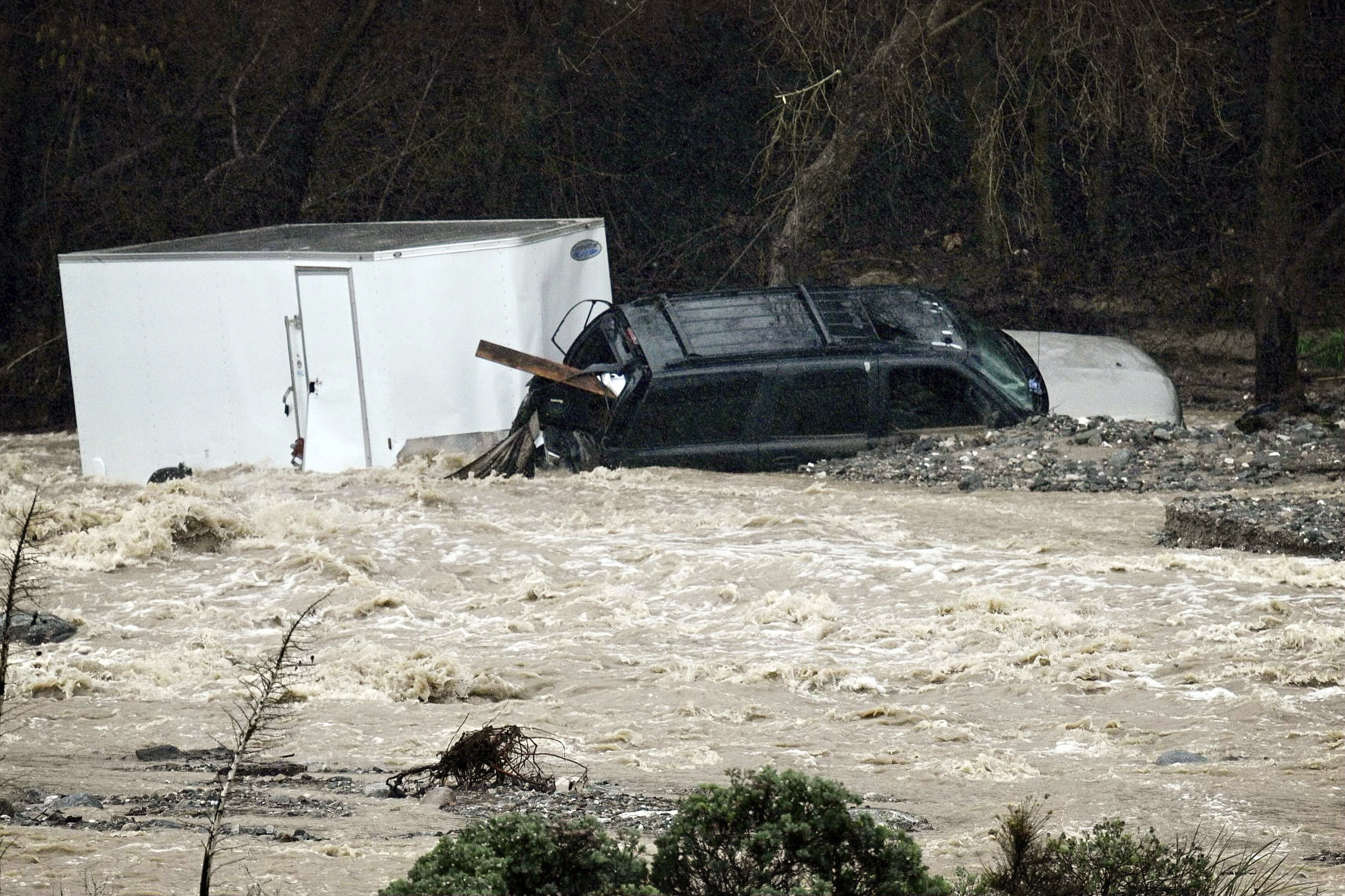 Ett fordon har svepts iväg i översvämningsvatten i Cajon Creek nära Devore i Kalifornien.