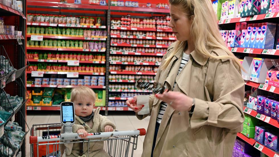 Sofia Hård följer handelslistan när hon köper mat till familjen. 