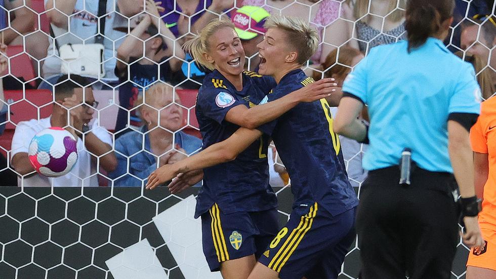 Jonna Andersson, till vänster, gjorde Sveriges ledningsmål i EM-premiären mot Nederländerna. Men nederländskorna kom tillbaka, och Sverige fick nöja sig med 1–1.