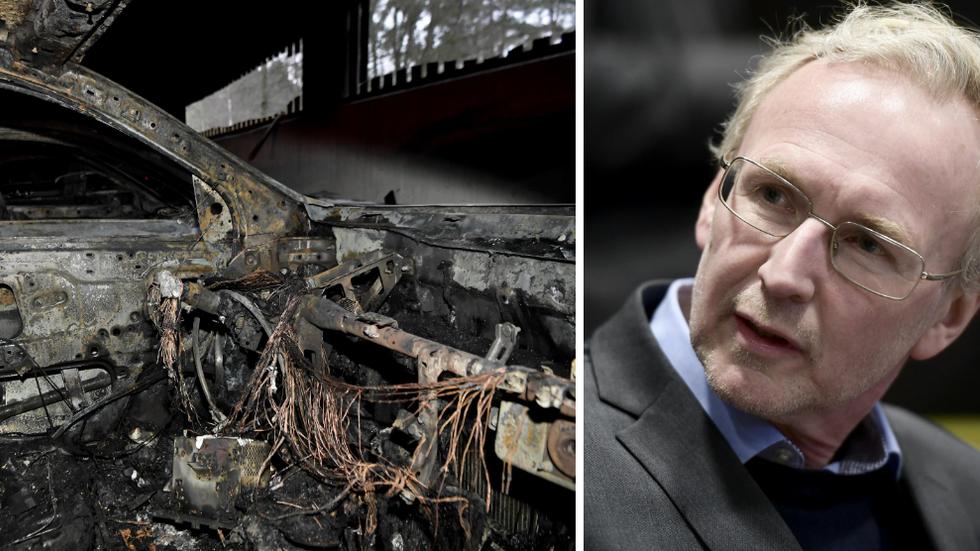 Trots kameraövervakning lyckades gärningsmän sätta eld på bilar i ett p-hus på Råslätt. Nu lovar Vätterhems VD Thorbjörn Hammerth att säkerheten ska byggas ut ytterligare.
