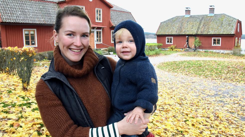 Emily Bromander, 28 år, tillsammans med sonen Gereon, ett år, i hemmet Näs herrgård utanför Mullsjö. Om några veckor ska det filmas på platsen.