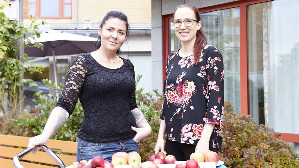 Ida Jonsson och Lovisa Stålhand bjuder boende på Kristinedals äldreboende på äppelprovning.