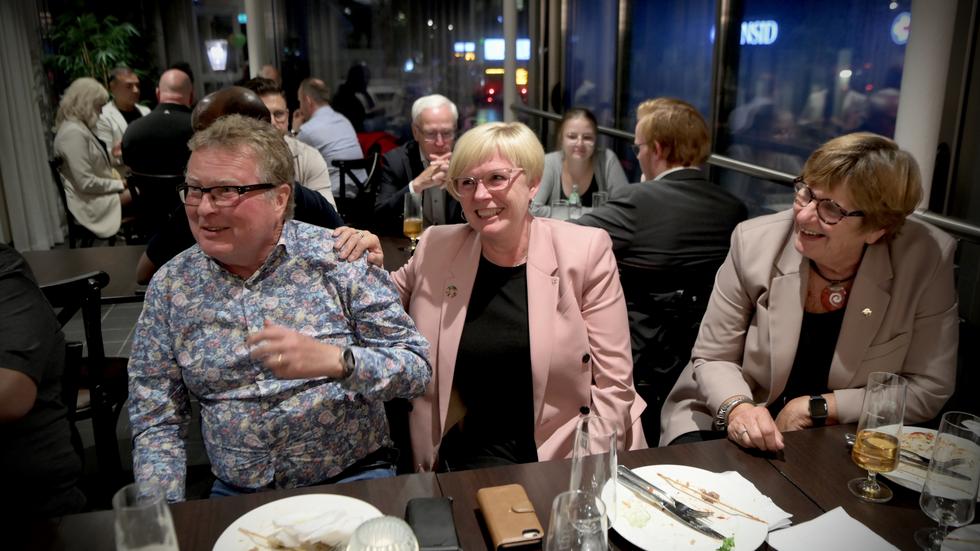 Centerpartiet höll sin valvaka på John Bauer hotell på Öster i Jönköping. Anders Jaldenius, Ann-Marie Nilsson och Ingegerd Hugosson njöt av sällskapet med partikamraterna.

