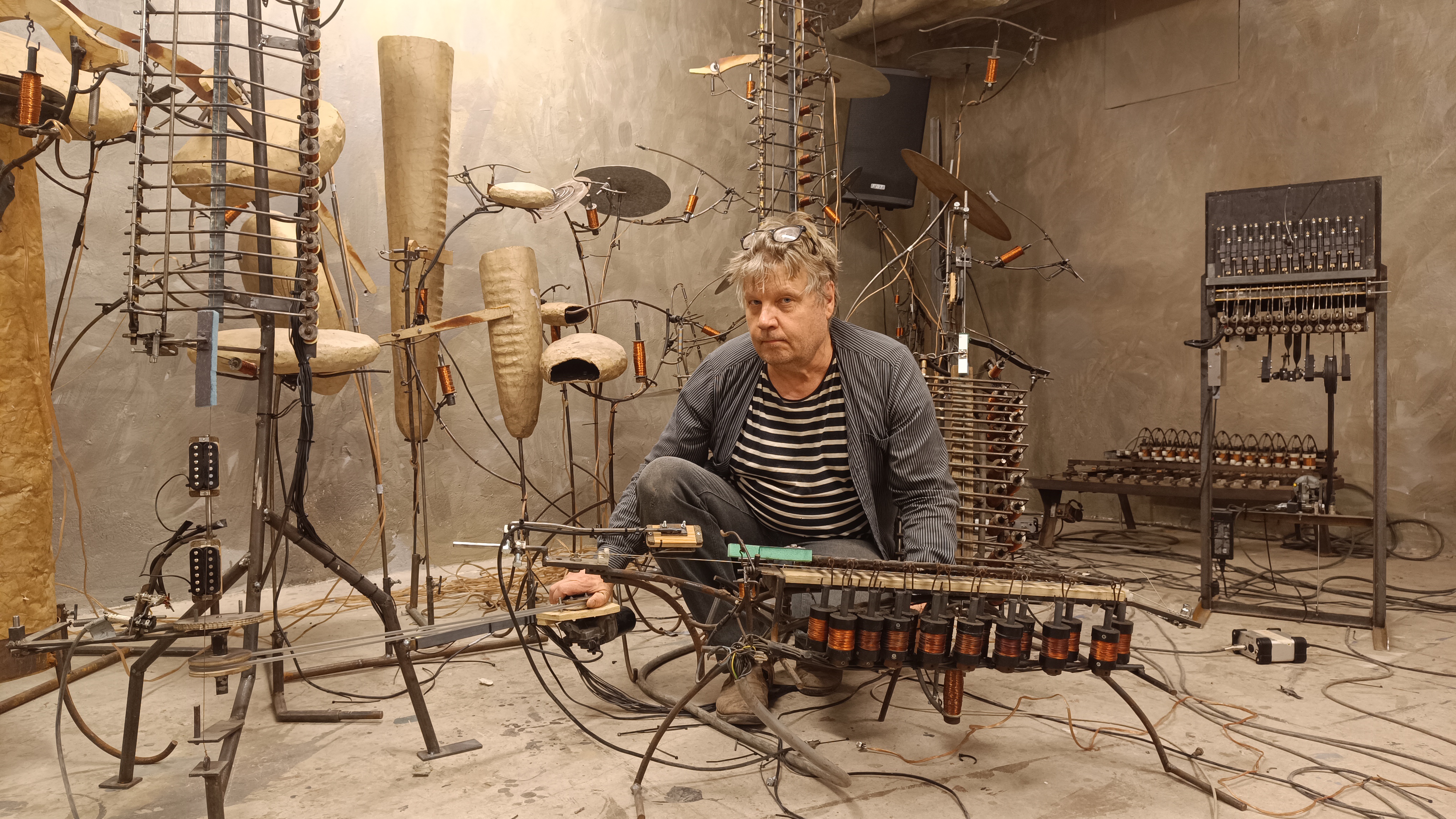 Skulptören Jan Cardell skapar i sin mekaniska musikverkstad.