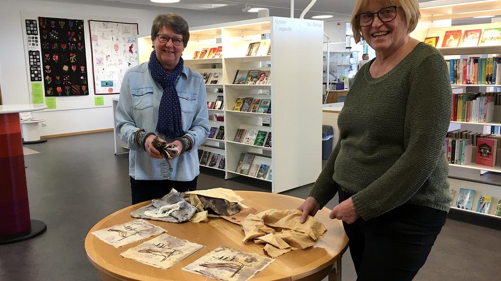 Att ställa ut är roligt, säger Kerstin Ydreborg och Boël Östlund, som just nu med de andra lustbrodöserna visar sina skapelser på biblioteket i Huskvarna.