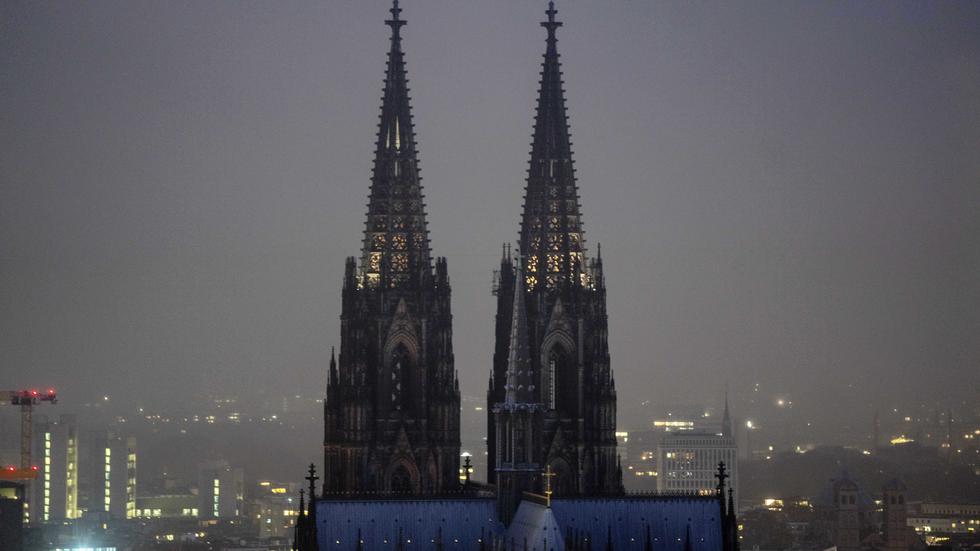Polisen söker igenom katedralen i Köln med bombhundar. Arkivbild.
