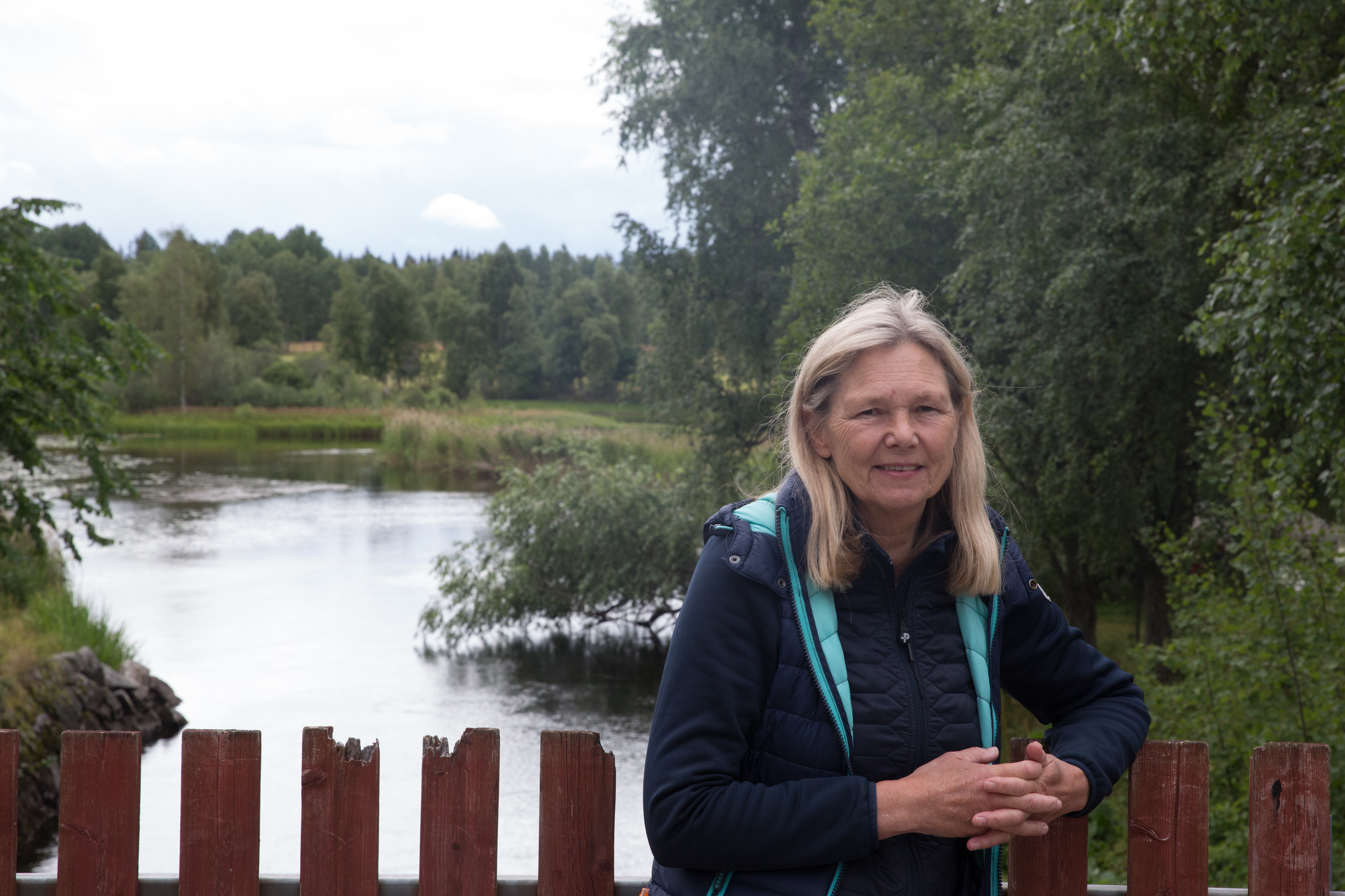 Anna Signeul på bron mellan Carl Larsson-gården och Stora Hyttnäs i Sundborn.