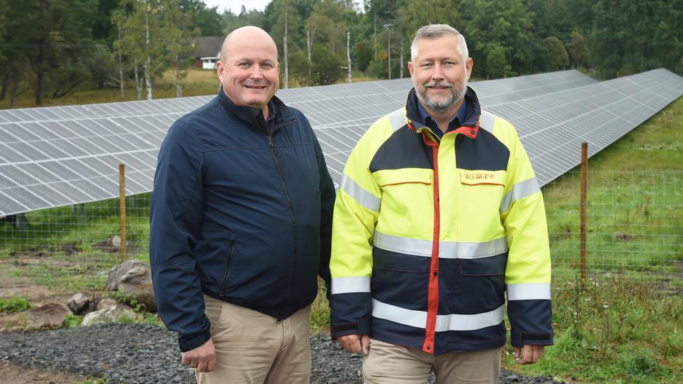 Vd:n Joakim Björklund och fabrikschefen Fredrik Målberg är nöjda med Carlfors Bruks nya solcellspark som nu är klar: ”Det känns väldigt bra”. 