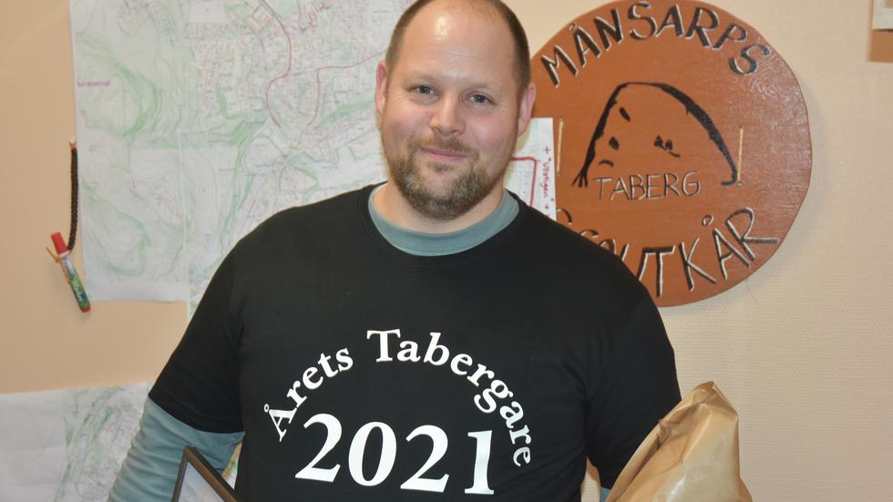 Stefan Lindberg, en eldsjäl som i över 20 år har engagerat sig för sommarkollo för barn i Tabergsdalen, tilldelas priset "Årets Tabergare".