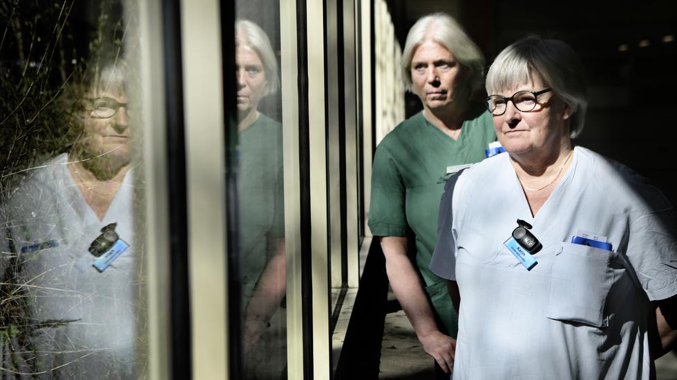 Undersköterskorna Susanne Borg och Karin Gustavsson är kritiska till att personal på akuten kan få jobba tolvtimmarspass i sommar – utan extra ersättning.