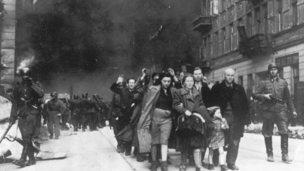En bild av judar som deporteras i Warzawa 1943 – men väpnat motstånd var 26 gånger vanligare bland judar än bland icke-judar i Polen.