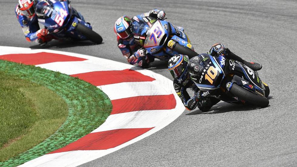 Roadracingföraren Romano Fenati sparkas efter att ha ryckt i en motståndares bromshandtag under Moto2-tävlingen i san Marino. Arkivbild.