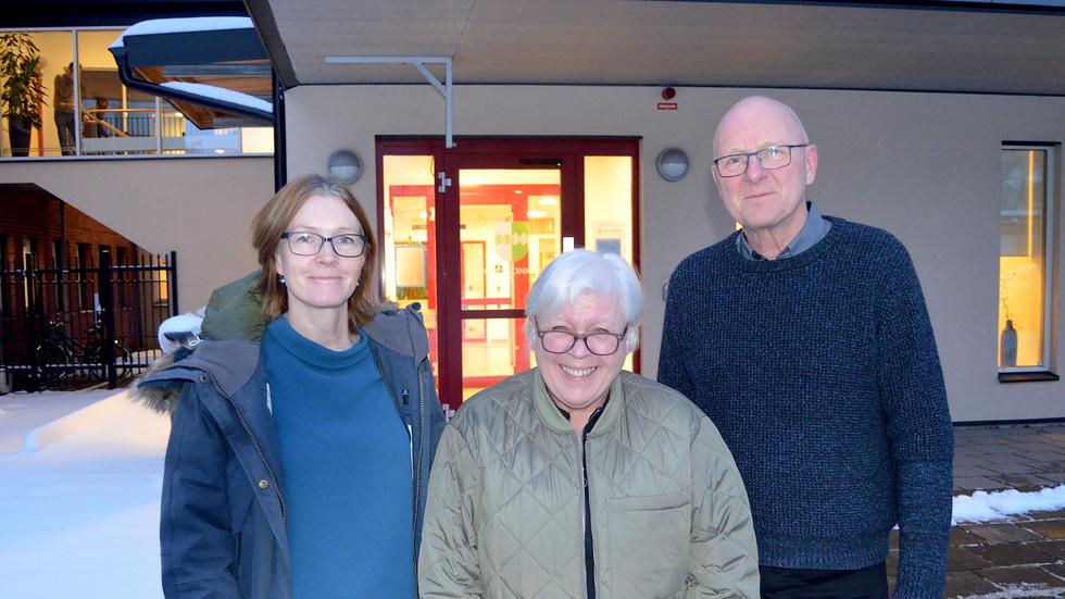 Den rödgröna oppositionen i Habo kommun har lagt fram sitt budgetförslag för 2023. Från vänster: Maria Arwidson, gruppledare för Miljöpartiet, Lena Danås, gruppledare för Vänsterpartiet, och Gunnar Pettersson, oppositionsråd för Socialdemokraterna. 