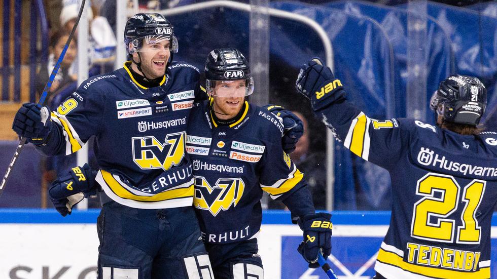 Sam Vigneault, till vänster i bild, byter SHL-klubb efter en säsong i HV71. På bilden firar han ett mål med Joonas Nättinen och Mattias Tedenby.