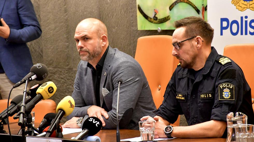 Rickard Finndahl, chef för grova brott i polisområde Jönköping, vid presskonferensen efter att 21-åringen hade hittats utanför Vetlanda.