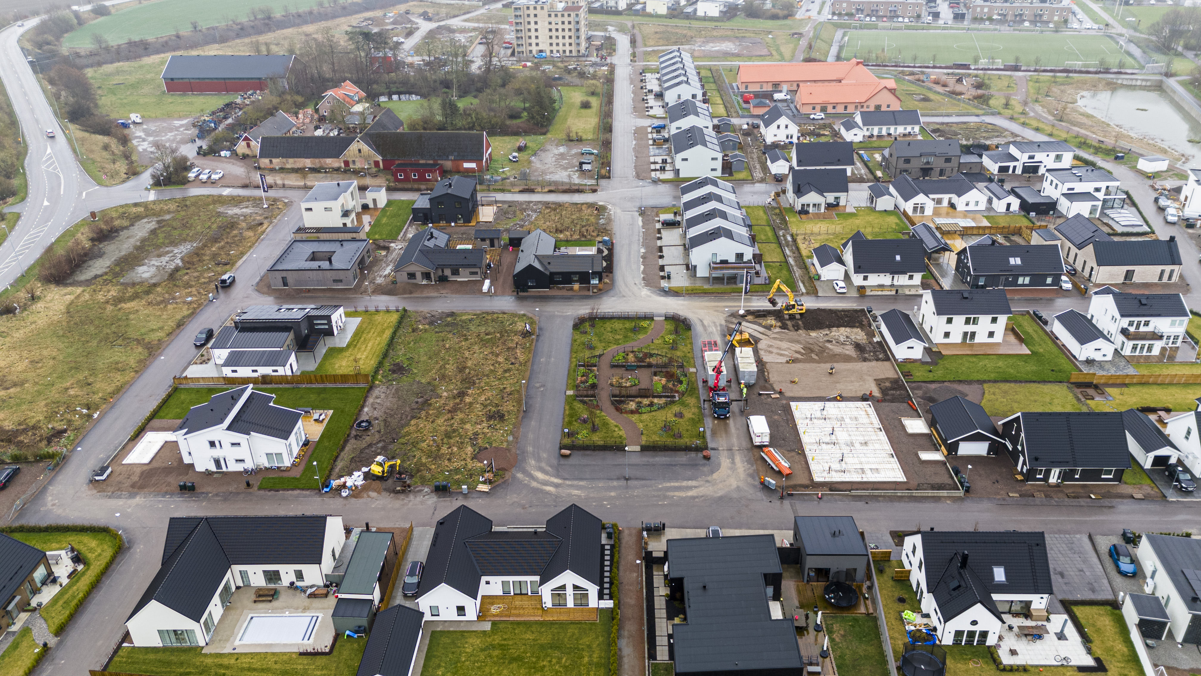Götenehus har byggrätt även på plätten till vänster i bild som vetter mot Landskronavägen. Där hoppas de börja bygga i slutet av året. 
Området Månsgård i Rydebäck gränsar i norr till Rydebäcksallén och i öster till Landskronavägen. 