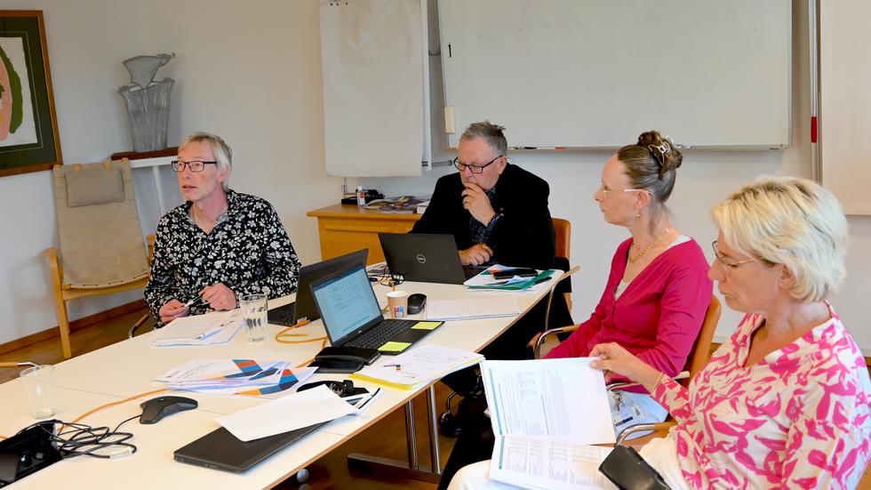 Företrädarna för den politiska majoriteten, Kenth Williamsson (S) och Gert Jonsson (M), presenterade budgeten för 2023–2024. Tillförordnade ekonomichefen Lisbet Bärenholt och kommundirektör Annika Hedvall assisterade.
