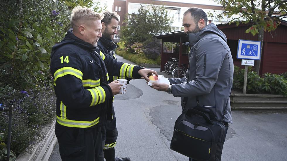 ”Tack vare efterbevakningen har vi trots allt kunnat sova”, säger Abdul Kader som före sitt jobb hinner servera kaffe till räddningstjänstens Bosse Karlström och Sebastian Söder som tjänstgjort under natten.