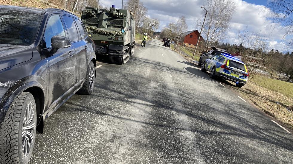 En cyklist kolliderade med ett militärfordon utanför Skillingaryd, där en militärövning ska pågå de kommande dagarna. 