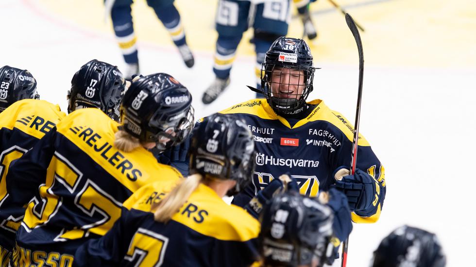 HV:s Sarah Bujold firar sitt 3–1-mål mot Djurgården. HV71 vann till slut SDHL-premiären med 4–2. Foto: Avdo Bilkanovic/Bildbyrån