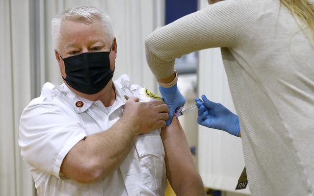 Här får en man i USA Modernas vaccin mot covid-19. Foto: Pat Greenhouse/The Boston Globe via AP/TT