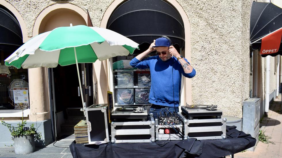 Jonas Werning (DJ Banana Loco) brukade spela framför skivbutiken South End Records på Söder varje fredag och lördag innan pandemin.