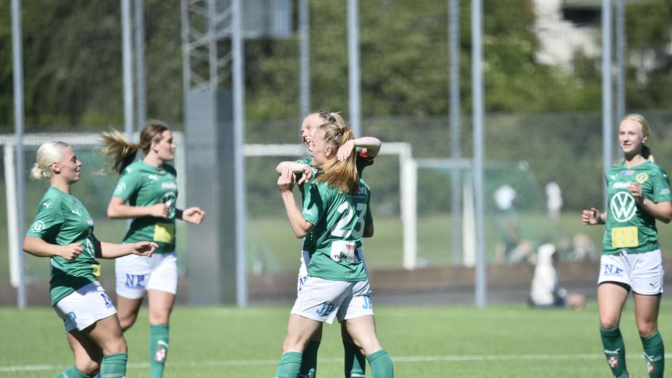 Alicia Bergström har precis gjort mål för J-Södra och gratuleras av sina lagkamrater.
