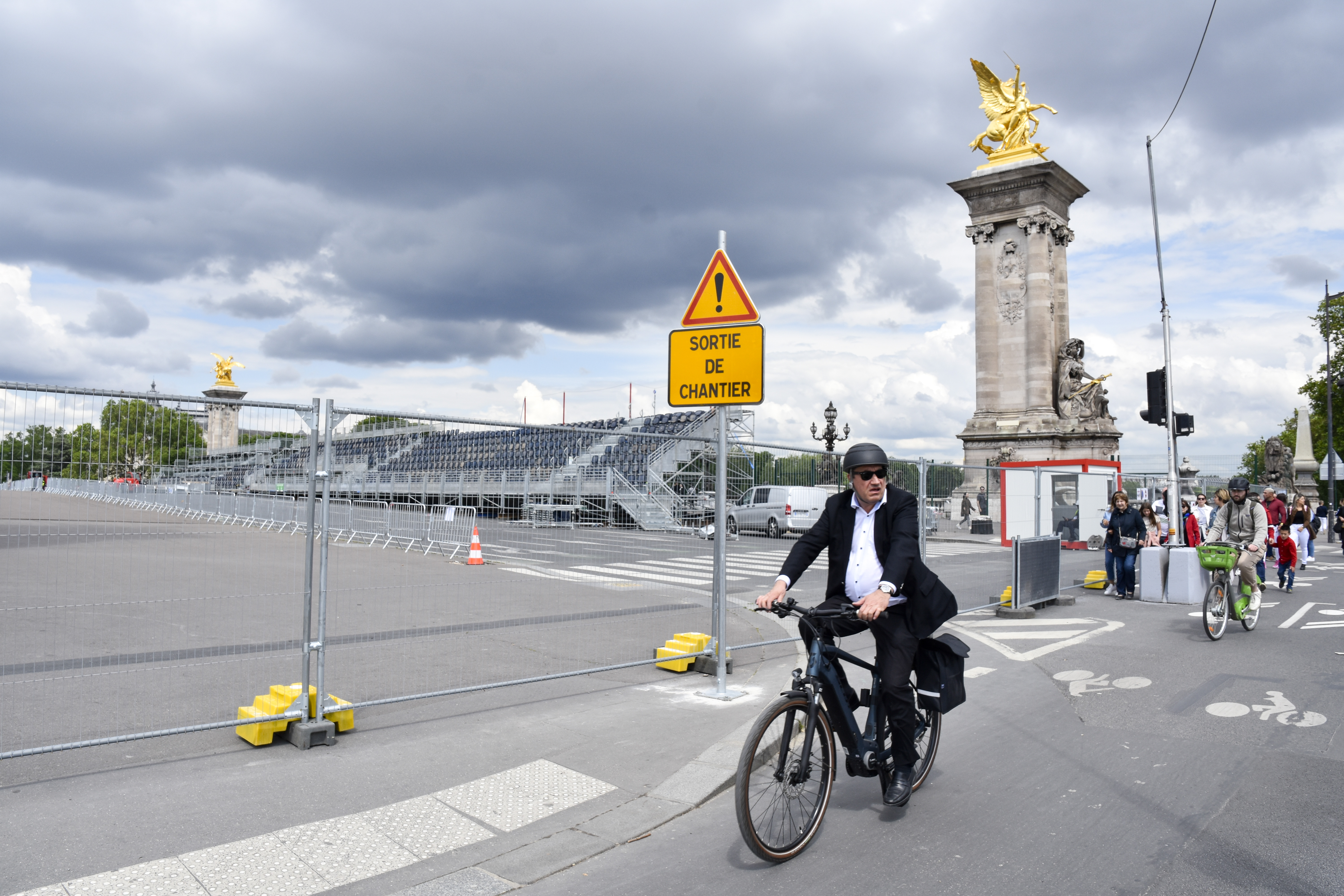 Läktarbygge pågår vid Alexander III-bron i centrala Paris inför sommarens OS.