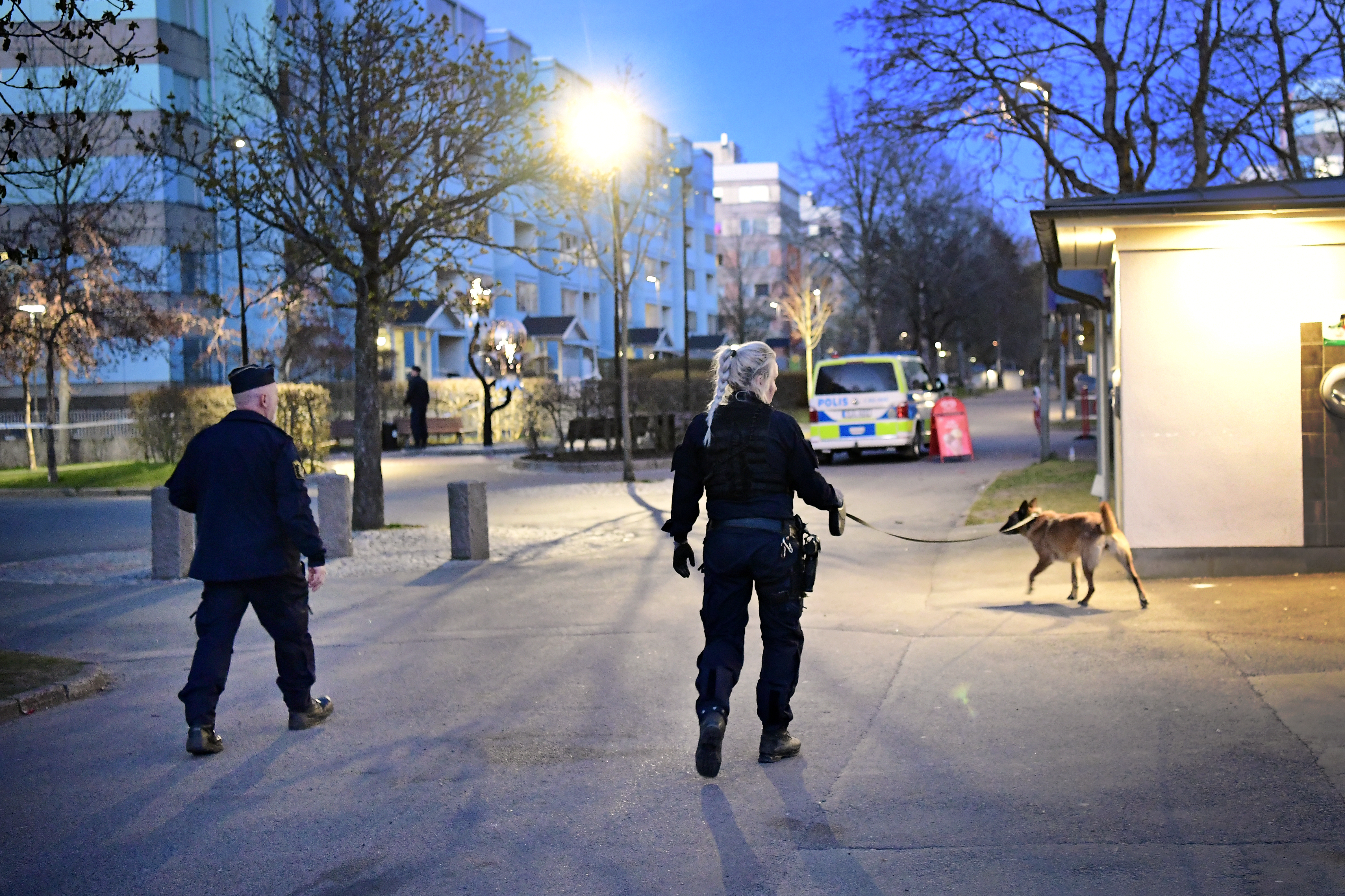 Råslätt finns kvar på polisens lista över utsatta bostadsområden i Sverige. Och man ser inte att utvecklingen går mot det bättre. Här syns ett polispådrag på Råslätt under våren 2020. FOTO: Robert Eriksson.  