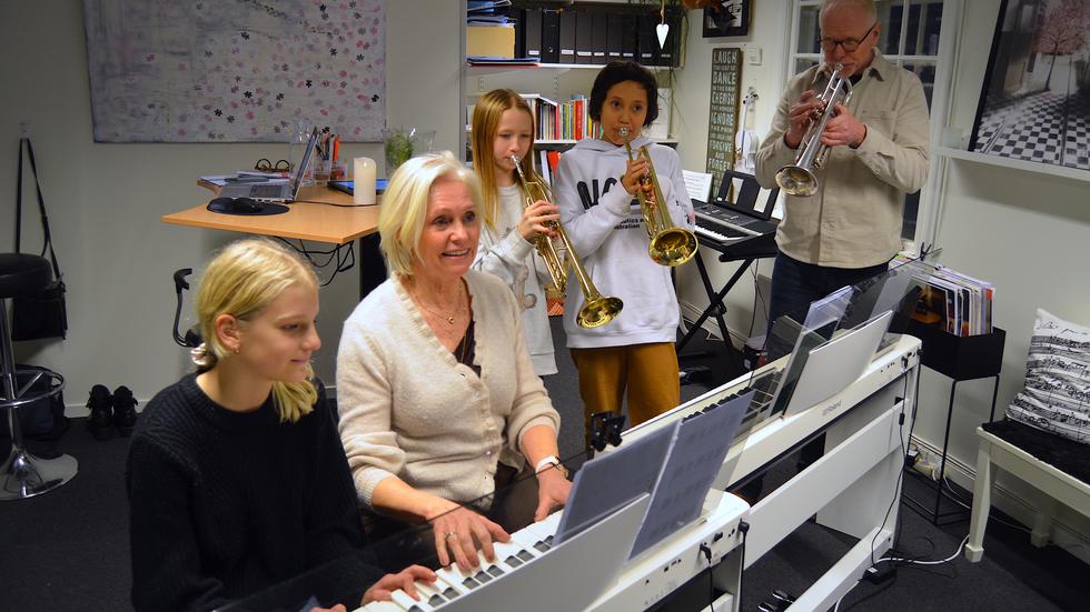 Elever och lärare på Kulturskolan i Habo har all anledning fira just nu. Här bjuder Nova Håkansson, Lotta Bengtsson (pianolärare), Ida Centerhed, Karl Dade Andersson och Fredrik Hempel (kulturskolechef) på skön musik. 