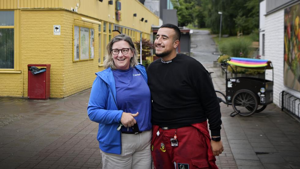 Anette Fridsäll träffar sin gamla kollega Milad Ammanoel på Öxnehaga centrum. Trots förra veckans skottlossning tycker Milad att Öxnehaga är en trygg plats att leva på.