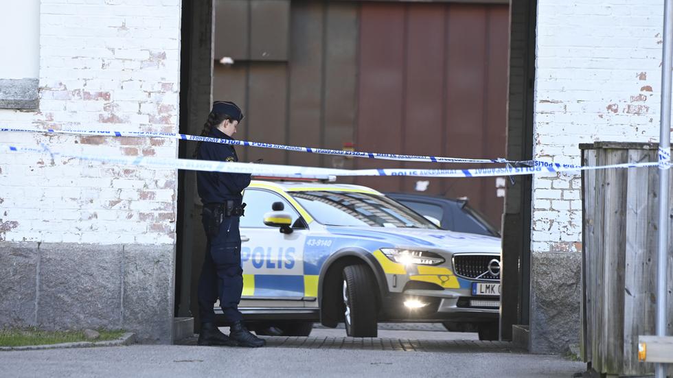 En mindre avspärrning har gjorts av polisen på en av innergårdarna längsmed en gata i centrala Jönköping