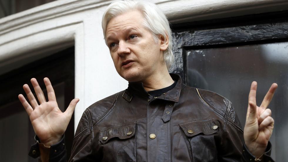Julian Assange utanför Ecuadors ambassad i London 2017.