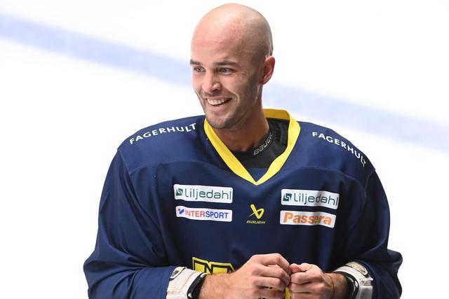 Niklas Hjalmarsson har spelat 882 matcher i NHL och vunnit tre Stanley Cup-titlar. Inom kort ska han spela hockey med HV71.