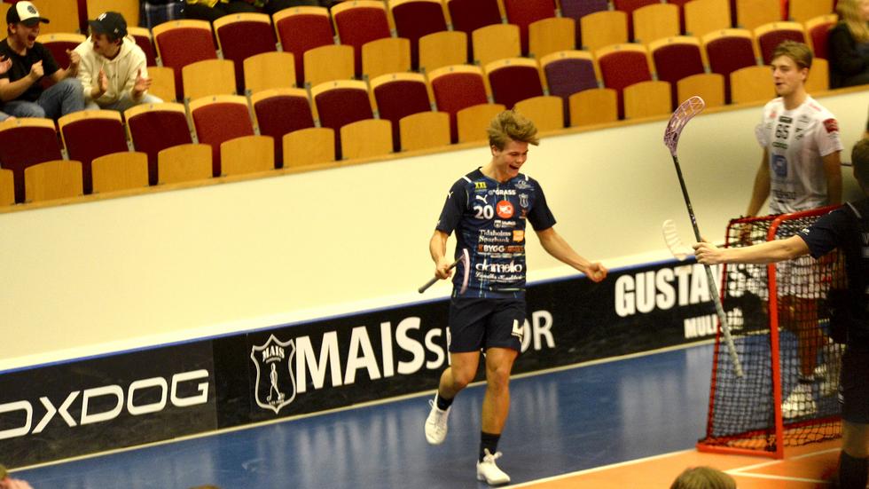 Alfred Sandström jublar efter sitt 5–3-mål mot IBK Dalen. Mullsjö vann SSL-matchen med 7–3.