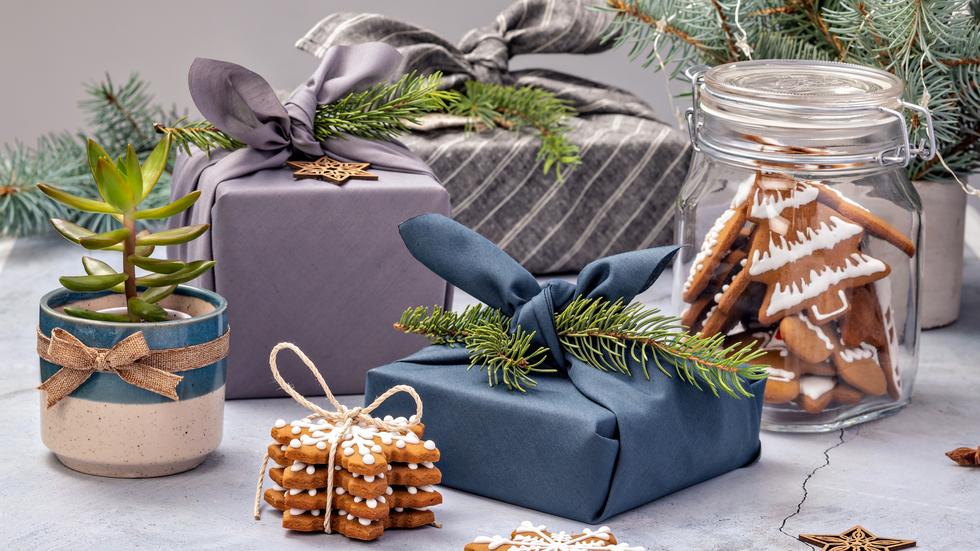  Istället för att köpa presentpapper som sedan kastas kan du med enkla medel skapa både vackra och personliga julklappar av sådant du har hemma.
Foto: Adobe Stock