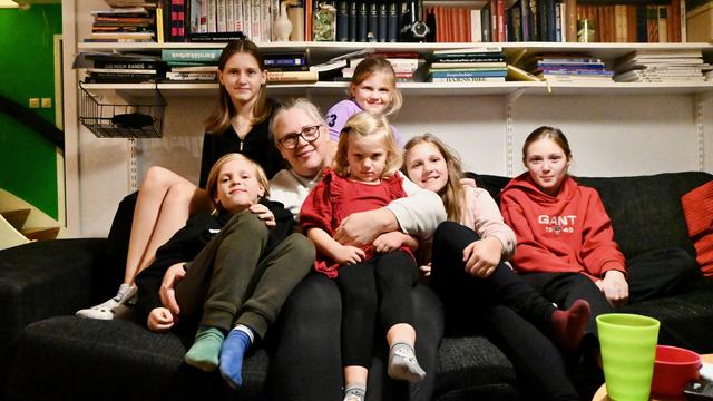 Sex av sju barn samsas om platserna intill mamma Karolina Persson – som är lugnet själv.