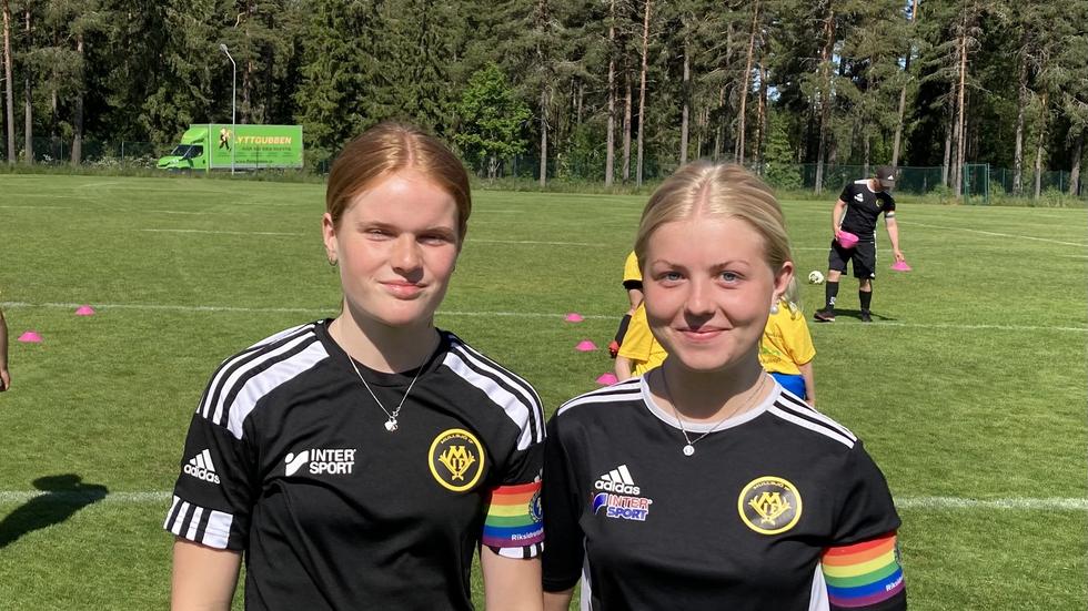 Netti Bergman och Lisa-Marie Borg, båda 16 år, tränar flickor i åldern 7 till 9 år.