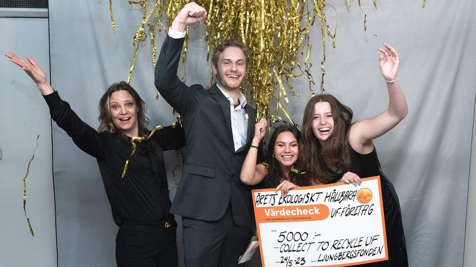De glada vinnarna tillsammans med prisutdelaren Sara Jons från Ljungbergsfonden.  Foto: Privat 