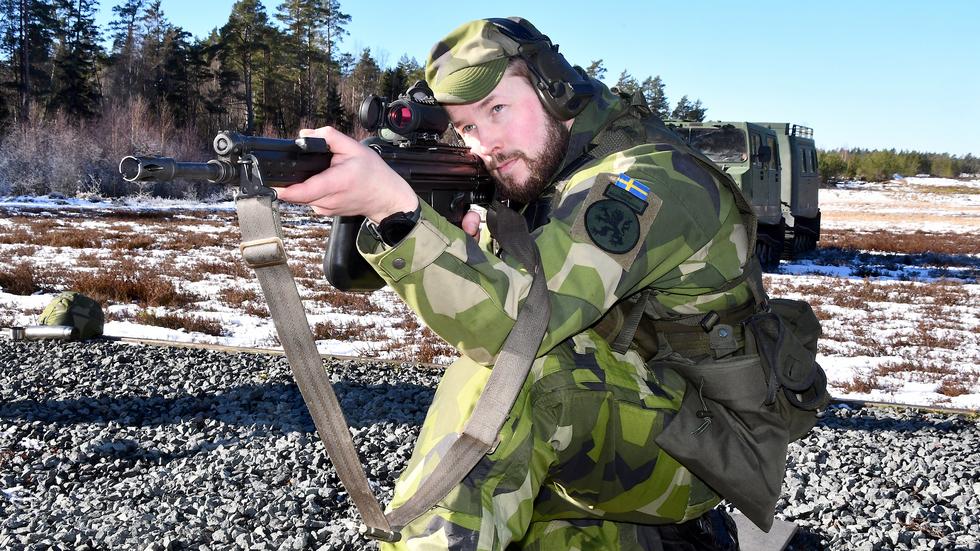 Ludvig från Skillingaryd är en av hemvärnssoldaterna i 332 insatskompaniet, som är ett av fyra kompanier i 33 hemvärnsbataljonen, också kallad Norra Smålands bataljon.