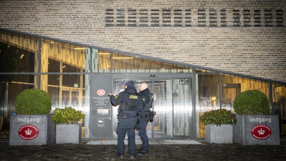 Poliser framför rätten i Fredriksberg där grundlagsförhör med tre personer som gripits misstänkta för terrorbrott hölls sent på torsdagen.