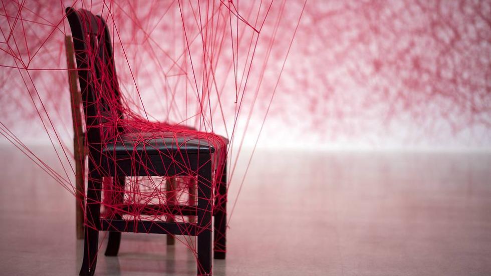 Utställningen The Distance av den japanska konstnären Chiharu Shiota visas på Göteborgs Konstmuseum. Chiharu Shiota har gjort sig känd för sina komplexa nätkonstruktioner i ullgarn, där trådarna korsas och knyts ihop från golv till tak.