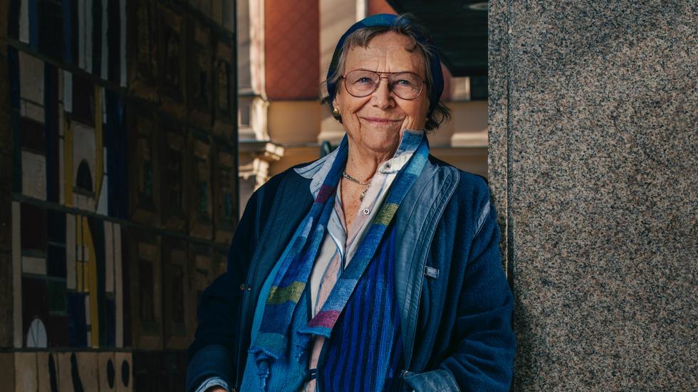 Yvonne de Geer fick kämpa sig fram i en totalt mansdominerad tidningsvärld. Som 92-åring släpper hon andra delen av sin självbiografi. 
Bild: Viktor Gårdsäter